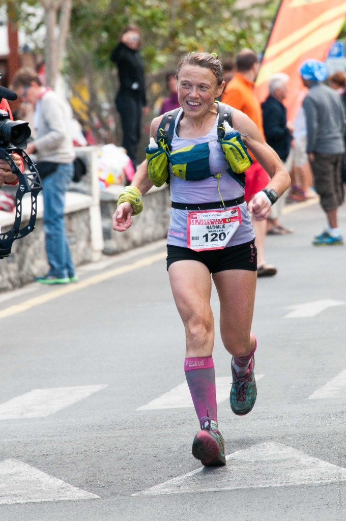 5 GR 2014 Nathalie Mauclair 1ère dame Photo Jean Pierre Vidot 680x1024 - François D’Haene sur la plus haute marche de l’ultra trail !  (par Robert Goin)